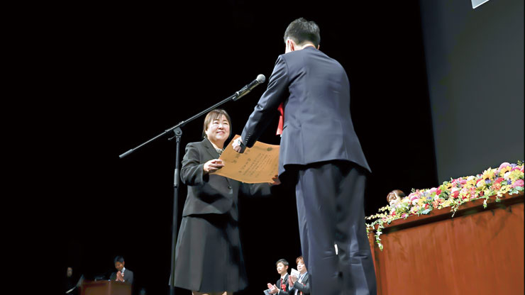 舞台上で賞状を受け取る優勝した大同生命保険株式会社の橋本美穂さん