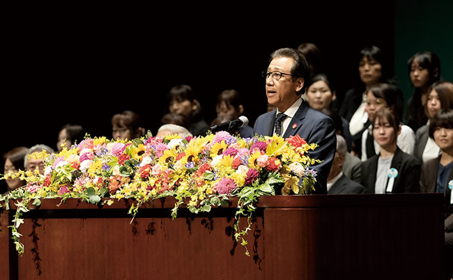 祝辞をする秋元克広氏
