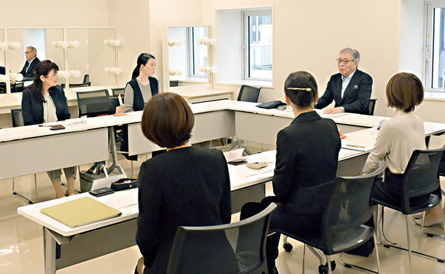 会議室での最終審査の様子1