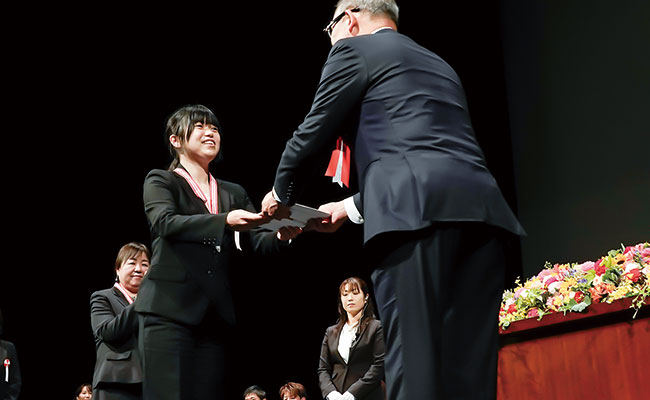 賞状を受け取る西幸恵さん2