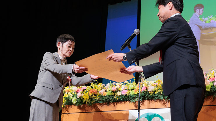 名表彰状を受け取る柴山さん（奈良代表）