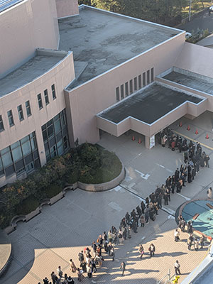 場外の長蛇の列