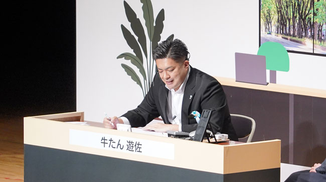 壇上で電話対応する様子2