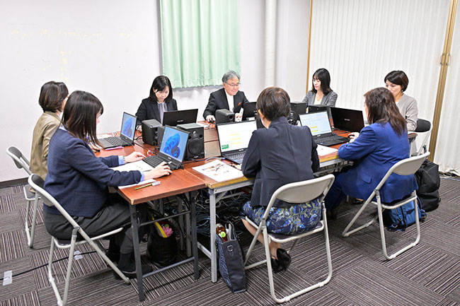 会議室での最終審査の様子