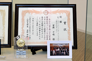 ▲2014年の「第53回電話応対コンクール」山形県大会では初出場の富樫氏が優勝。