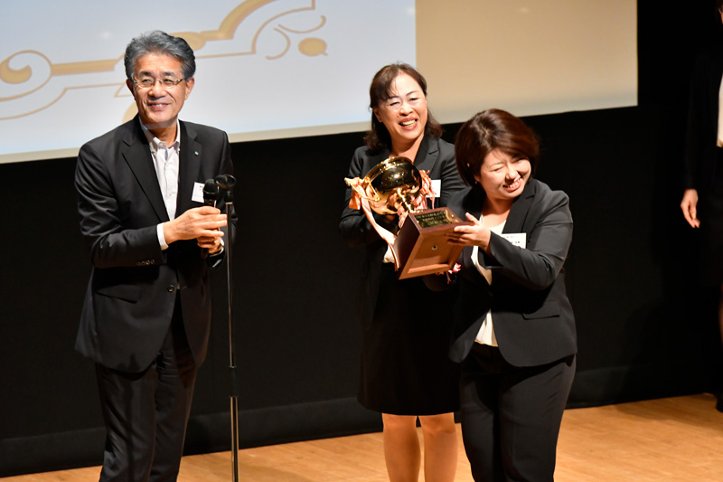 「社内応対コンテスト」表彰式の様子
