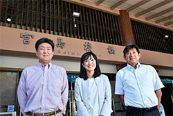 (左)廿日市市 環境産業部 観光課 専門員 田宮 憲明氏(右)一般社団法人 宮島観光協会専務理事 兼任 事務局長 上野 隆一郎氏(中央)西日本電信電話株式会社 広島支店 ビジネス営業部 公共ソリューション営業部門 公共営業担当 山本 麻祐子氏